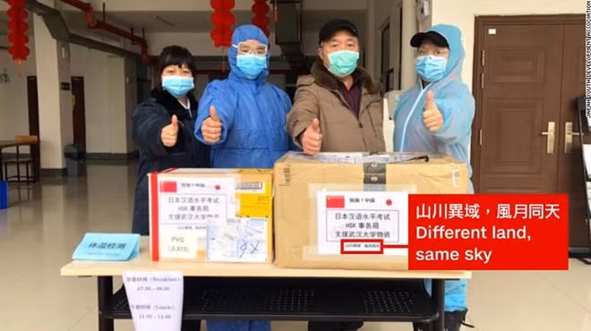 Trên các thùng vật tư y tế mà Nhật Bản gửi tới Trung Quốc đều có câu "Sơn xuyên dị vực, phong nguyệt đồng thiên" (Ảnh: CNN)