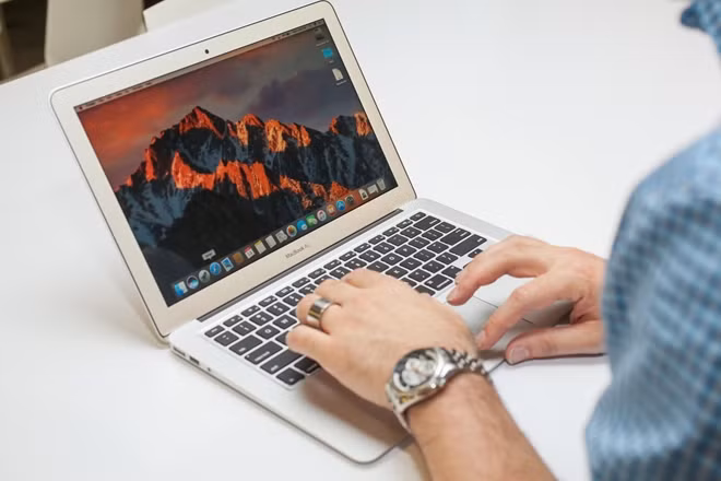 Phiên bản Macbook Air 2017 của Apple.