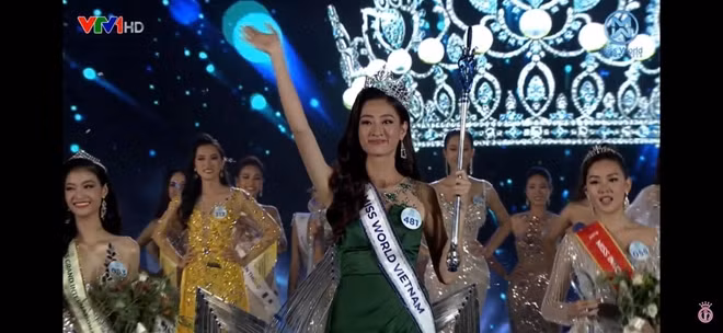 Lương Thùy Linh tự hào và hạnh phúc trong giây phút đăng quang Hoa hậu Thế giới Việt Nam 2019.