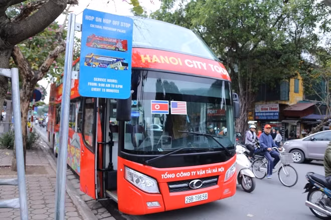Logo quốc kỳ hai nước Mỹ - Triều xuất hiện trên những chiếc xe buýt 2 tầng tại Hà Nội.