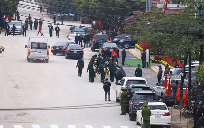 Chiến sĩ Đoàn nghi lễ quân đội mang nhạc cụ hướng về phía cổng chính nhà ga Đồng Đăng để chuẩn bị cho lễ diễn tập.