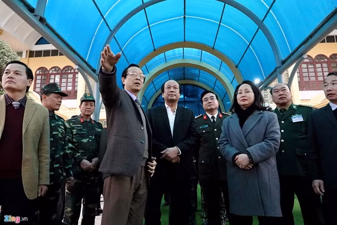 Chiều 25-2, Bộ trưởng, Chủ nhiệm VPCP Mai Tiến Dũng đã trực tiếp tới kiểm tra các công tác chuẩn bị, an ninh, an toàn tại ga Đồng Đăng và theo dõi lễ diễn tập đón phái đoàn Triều Tiên trước khi đoàn tàu bọc thép của ông Kim Jong Un dự kiến sẽ tới đây. (Ảnh: zing)