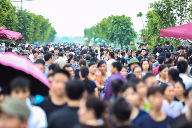 Biển người đổ về xóm 13, xã Quang Thiện, huyện Kim Sơn, Ninh Bình tiễn đưa Chủ tịch nước Trần Đại Quang về nơi an nghỉ cuối cùng.