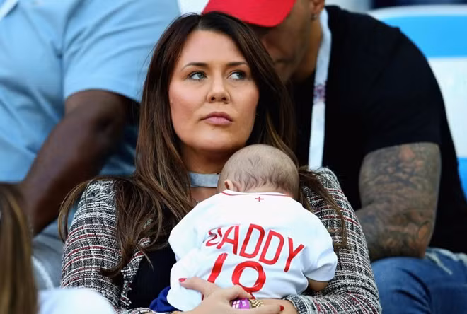 Nicky Pike - mối tình từ thuở nhỏ của tiền vệ Ashley Young bế con đến cổ vũ cho chồng. Tuy nhiện, Ashley Young chỉ ngồi ghế dự bị và không ra sân ở trận đấu này.