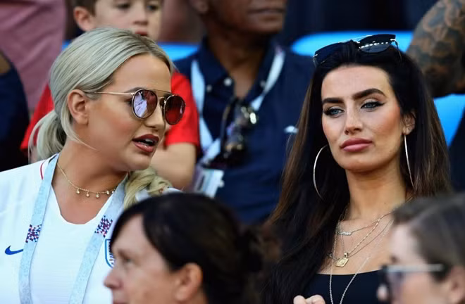 Annie Kilner chăm chú theo dõi Kyle Walker ra sân thi đấu.