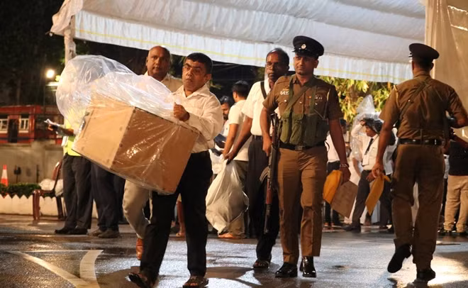 Cảnh sát và nhân viên bầu cử Sri Lanka đưa thùng phiếu tới trung tâm kiểm phiếu sau khi quá trình bỏ phiếu kết thúc. (Ảnh: Reuters)
