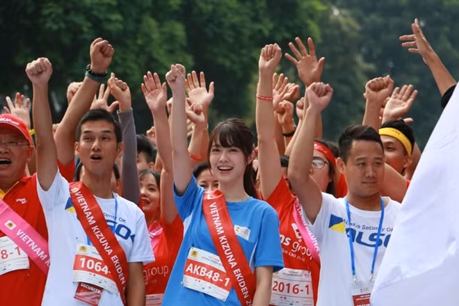 Yuna Hattori - thành viên của nhóm nhạc nữ nổi tiếng Nhật Bản AKB48 cũng tham gia giải chạy năm nay. Sự xuất hiện của các cô gái của AKB48 thu hút sự chú ý của rất nhiều người hâm mộ và khiến không khí tại Kizuna Ekiden 2019 nóng hơn bao giờ hết.