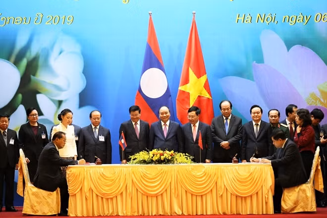 Hai Thủ tướng chứng kiến lễ ký kết 6 văn kiện hợp tác song phương.