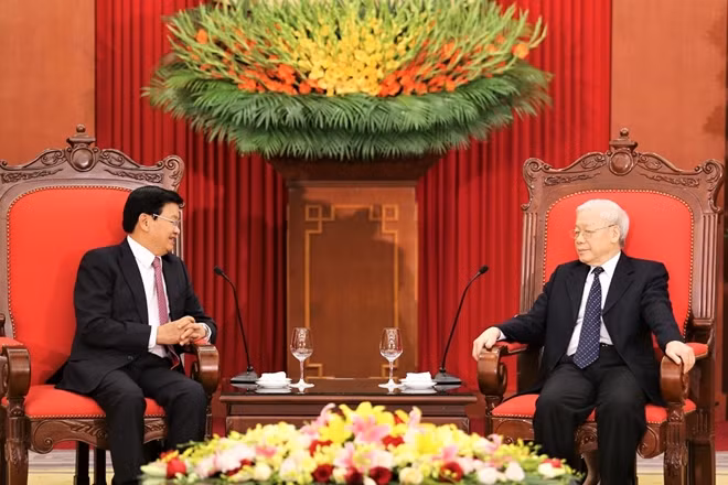 Hai nhà lãnh đạo hai nước bày tỏ vui mừng về mối quan hệ đoàn kết đặc biệt và hợp tác toàn diện Việt Nam - Lào ngày càng phát triển sâu rộng trên tất cả các lĩnh vực.