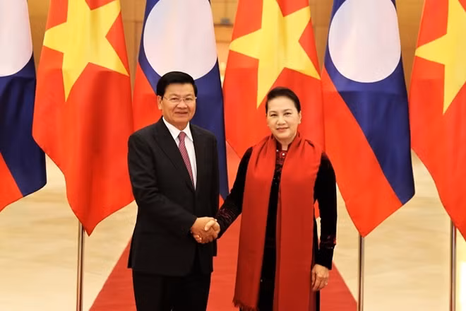 Chủ tịch Quốc hội Nguyễn Thị Kim Ngân và Thủ tướng Lào Thongloun Sisoulith.