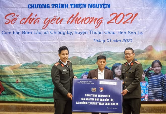 Đoàn trao tặng công trình thanh niên cho bản Bôm Lầu, xã Chiềng Ly.