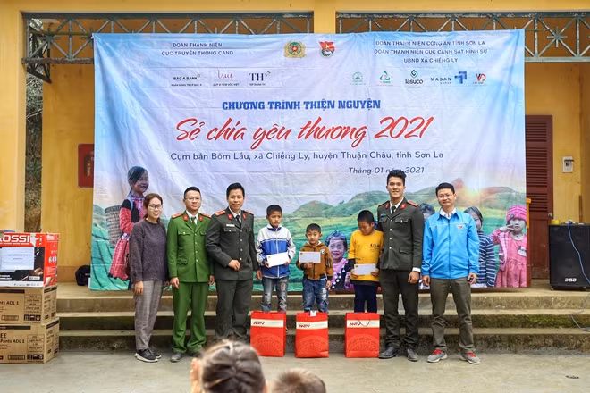 Đây là chương trình thiện nguyện đầu tiên được tổ chức tại cụm bản Bôm Lầu, Bôm Pao, Nà Tong thuộc xã Chiềng Ly, huyện Thuận Châu.