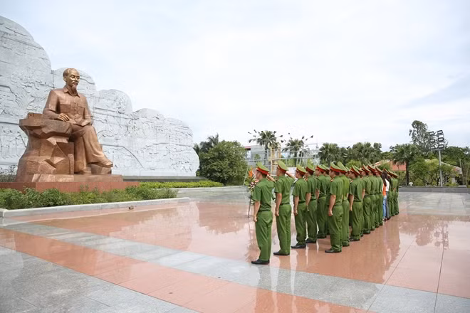 Đoàn đại biểu Trung đoàn Cảnh sát bảo vệ mục tiêu dâng hương, dâng hoa trước tượng đài Bác Hồ tại Khu lưu niệm Sáu điều Bác Hồ dạy CAND.