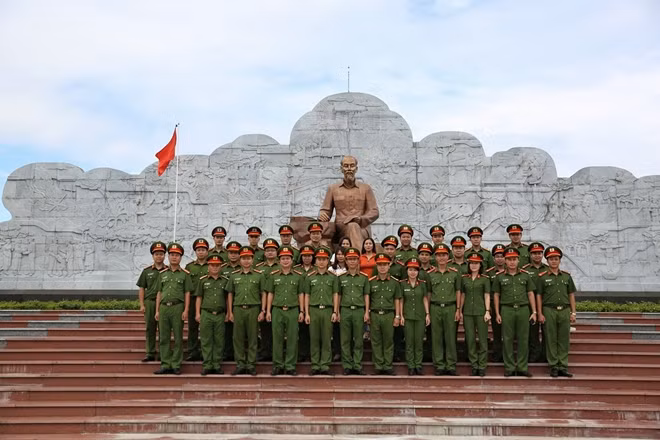 Các đại biểu tại Khu lưu niệm.