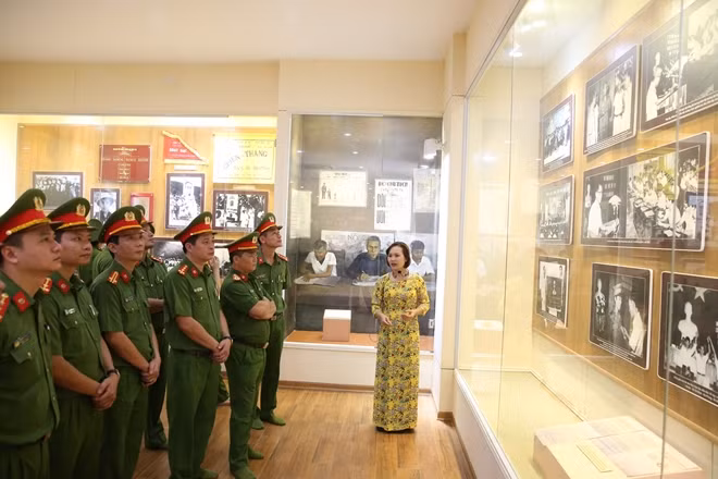 Các đại biểu tham quan Nhà truyền thống Khu lưu niệm.