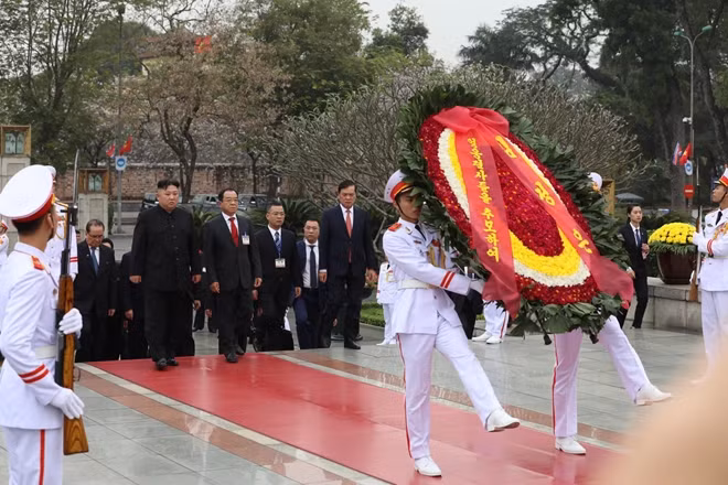 Ông Kim Jong-un và phái đoàn Triều Tiên đặt vòng hoa tại Đài tưởng niệm các anh hùng liệt sĩ. Cùng đi có Chủ nhiệm Văn phòng Chủ tịch nước Đào Việt Trung.
