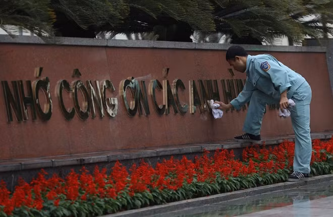 Sáng nay (2-3), trong khuôn khổ chuyến thăm hữu nghị chính thức Việt Nam, Chủ tịch Triều Tiên Kim Jong-un đã tới viếng lăng Chủ tịch Hồ Chí Minh và đặt vòng hoa tại Đài tưởng niệm các anh hùng liệt sĩ Bắc Sơn trước khi lên đường về nước.
