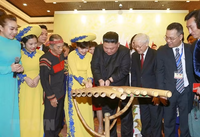 Chủ tịch Triều Tiên cũng chơi thử đàn k'long pút - nhạc cụ của một số dân tộc ở Tây Nguyên