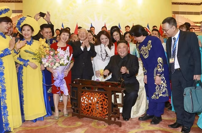 Chương trình quốc yến và nghệ thuật diễn ra trong không khí vui vẻ và thân mật. Sau khi kết thúc buổi biểu diễn, ông Kim Jong-un ngỏ ý muốn được tìm hiểu về câu đàn bầu và đàn k'long put của Tây Nguyên. Nghệ sĩ Hoàng Xuân Bình - người trực tiếp chỉ đạo chương trình sau đó đã trực tiếp hướng dẫn ông chơi thử hai loại nhạc cụ truyền thống của Việt Nam.