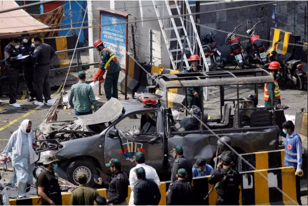 Cảnh sát và lực lượng cứu hộ có mặt tại hiện trường vụ nổ. (Ảnh: Reuters)