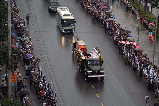 Chiều ngày 27-9, đông đảo người dân Ninh Bình đã tập trung dọc hai bên đường để chờ đón linh cữu Chủ tịch nước Trần Đại Quang. Trong ảnh là cảnh đoàn xe chở Linh cữu Chủ tịch nước Trần Đại Quang về tới khu vực thành phố Ninh Bình trong sự chờ đón của người dân quê hương.