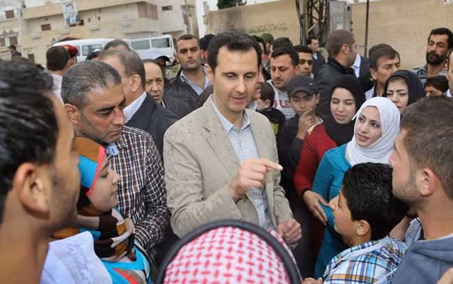Tổng thống Syria Bashar al-Assad trong một lần đối thoại với người dân ở Damascus. Ảnh: ITN