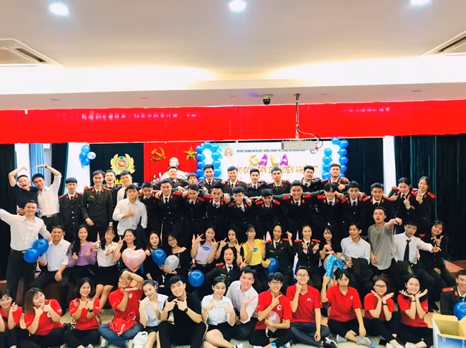 Sinh viên các khóa Học viện Chính trị CAND tại đêm Gala chào tân sinh viên tối 22/11.