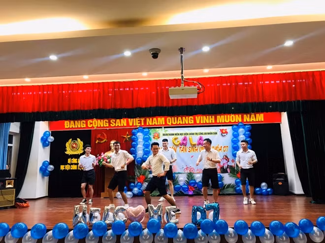 Chương trình “Gala chào tân sinh viên khóa D7” là hoạt động nhằm tăng cường mối quan hệ đoàn kết giữa thầy và trò, phát huy truyền thống học tập, rèn luyện các thế hệ học viên trong Học viện.