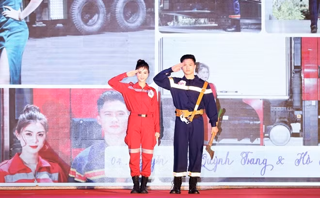 Trình diễn trang phục cảnh sát PCCC & CNCH là một “đặc sản” không thể thiếu trong các hội thi sinh viên thanh lịch của trường Đại học PCCC những năm vừa qua. Ngoài việc thể hiện nét khỏe khoắn và sự tự tin, các thí sinh còn đem lên sân khấu các vật dụng chuyên dùng cho công tác PCCC và CNCH như bình cứu hỏa, bình oxy, rìu cứu hộ… Trong ảnh là cặp thí sinh Nguyễn Thị Quỳnh Trang và Hồ Khánh Thịnh.
