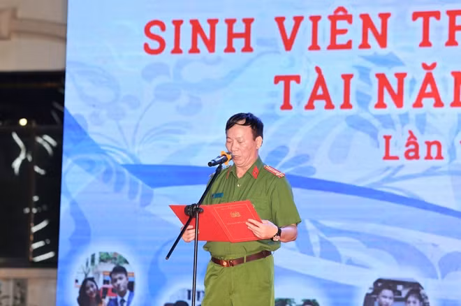 Phát biểu tại lễ khai mạc, đồng chí Đại tá, TS Nguyễn Xã Hội – Phó Hiệu trưởng nhà trường, Trưởng Ban tổ chức nhấn mạnh, hội thi lần này nhằm tạo sân chơi bổ ích, giúp cho đoàn viên, thanh niên thể hiện tài năng, bản lĩnh cũng như sự hiểu biết về kiến thức xã hội.