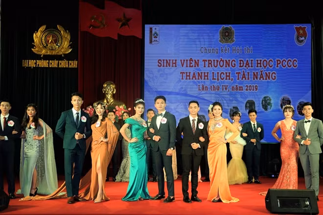 Bên cạnh đó, 10 cặp thí sinh còn thể hiện nét lịch lãm, sang trọng trong trang phục dạ hội.