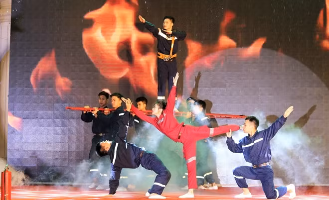Các tiết mục với nội dung mô tả tính chất công việc hiểm nguy, gian khổ của lực lượng PCCC & CNCH cũng được các bạn thí sinh tái hiện lại một cách đầy cảm xúc.