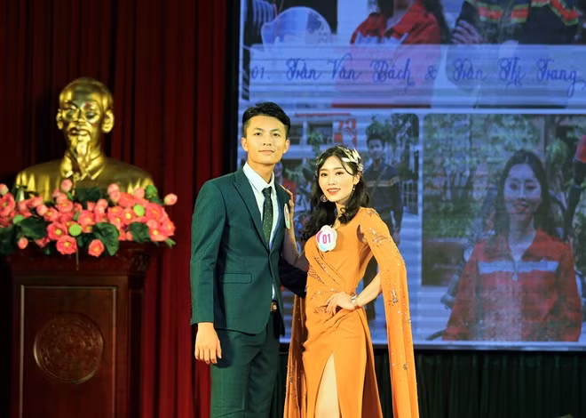 Bên cạnh đó, 10 cặp thí sinh còn thể hiện nét lịch lãm, sang trọng trong trang phục dạ hội.