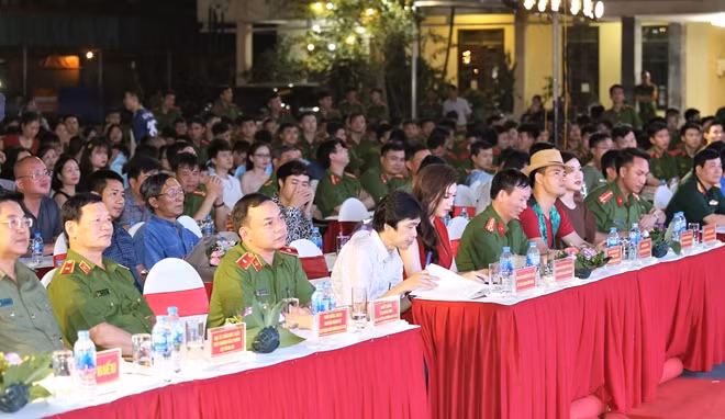 Tối 24-5, tại trường Đại học PCCC đã diễn ra hội thi “Sinh viên trường Đại học PCCC thanh lịch, tài năng lần thứ 4 năm 2019”. Đêm chung kết đã thu hút sự chú ý của hàng trăm sinh viên trong và ngoài trường.