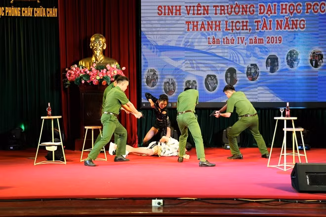 Tiết mục kịch kết hợp nhảy hiện đại của cặp đôi Trần Vũ Nam Dương và Trần Thị Linh.