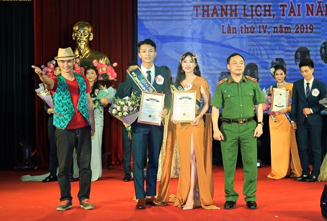 Vượt qua 9 cặp đôi đối thủ, Trần Thị Trang (22 tuổi, Chi đoàn D32D) và Trần Văn Bách (21 tuổi, Chi đoàn D32D) đã xuất sắc đoạt ngôi vị quán quân “Hội thi Sinh viên trường Đại học PCCC thanh lịch, tài năng” năm 2019.