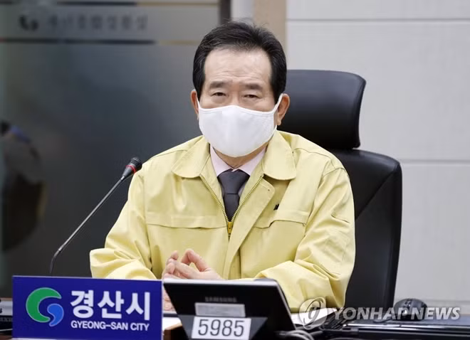 Thủ tướng Hàn Quốc Chung Sye-kyun trong một cuộc họp với các quan chức về ứng phó với dịch COVID-19 hôm 6/3. (Ảnh: Yonhap)