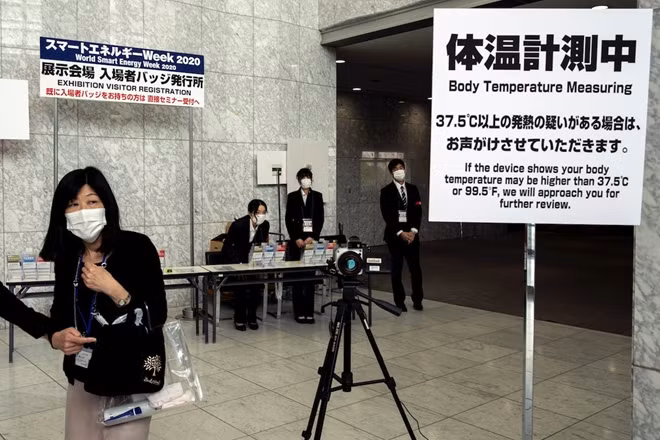 Khu vực kiểm tra thân nhiệt trong một hội trường ở Tokyo, Nhật Bản (Ảnh: Reuters)