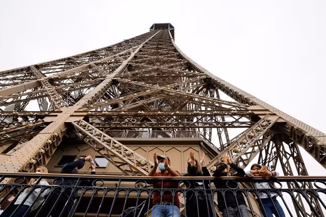 Các du khách hào hứng tới tham quan hôm 16/7 sau khi tháp Eiffel được mở cửa trở lại. (Ảnh: Reuters)