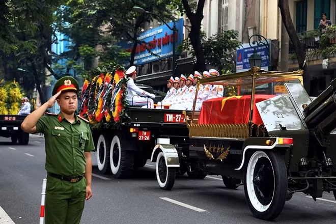 Những người chiến sỹ Công an đang làm nhiệm vụ nghiêm trang giơ tay chào tiễn biệt Chủ tịch nước, người từng giữ cương vị Bộ trưởng Bộ Công an.