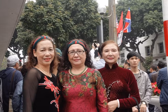 Sáng 28-2, Hội Phụ nữ phường Trần Hưng Đạo (Hoàn Kiếm, Hà Nội) mặc áo dài xếp hàng chờ đón đoàn xe chở hai nhà lãnh đạo Mỹ - Triều tới khách sạn Metropole.