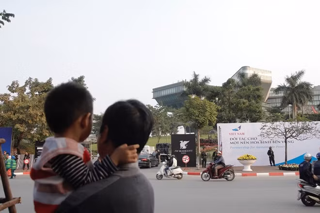 Trong những ngày này, có lẽ những người dân ở Hà Nội là vui nhất. Vui bởi đường phố đã lâu lắm rồi mới ngập tràn cờ hoa nhiều đến thế, và vui vì một lần nữa hình ảnh Việt Nam lại được bạn bè trên toàn thế giới nhắc tới ở khắp mọi nơi.