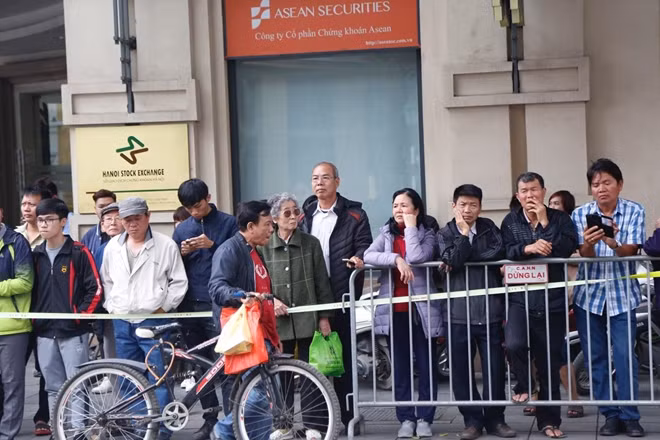 Các tuyến phố quanh khu vực khách sạn Metropole- nơi diễn ra Hội nghị thượng đỉnh Mỹ - Triều đặc kín người.