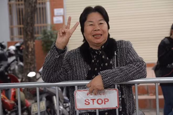 Cô Phan Kim Dung (65 tuổi, Ô Chợ Dừa) chia sẻ: “Cả đêm qua cô mất ngủ vì hồi hộp và đã đến đây xếp hàng từ lúc 6 rưỡi sáng, cuối cùng cũng được tận mắt nhìn thấy đoàn xe chở tổng thống Trump đi qua. Như thế là đủ mãn nguyện rồi!”.