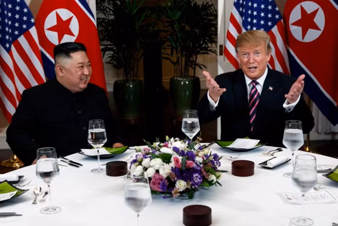 Chủ tịch Triều Tiên Kim Jong-un và Tổng thống Mỹ Donald Trump trên bàn tiệc. (Ảnh: AP)