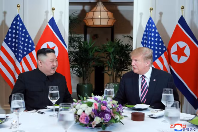 “Cuộc gặp và bữa tối tuyệt vời với lãnh đạo Triều Tiên Kim Jong-un tại Việt Nam vào tối nay. Cuộc trò chuyện rất tốt. Sẽ tiếp tục vào ngày mai!”, Tổng thống Donald Trump bình luận trên mạng xã hội Twitter tối 27-2 sau khi trở về từ cuộc gặp Chủ tịch Kim Jong-un.
