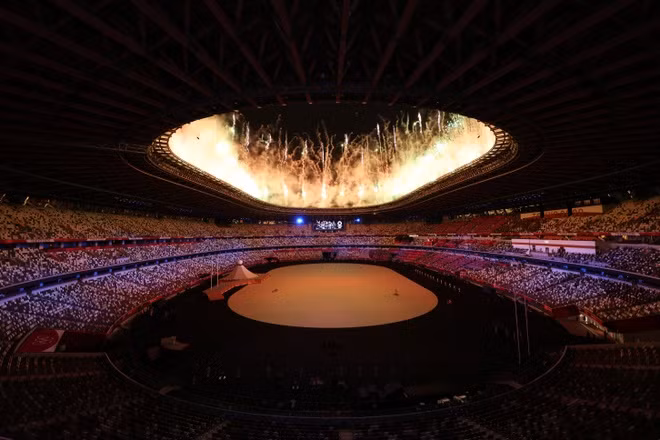 Bị hoãn lại một năm do dịch bệnh, Ban tổ chức Olympic Tokyo buộc phải thực hiện một lễ khai mạc “vô tiền khoáng hậu” khi không có sự tham gia của 68.000 người hâm mộ như dự tính ban đầu nhưng có khoảng 1.000 quan chức, nhà ngoại giao, nhà tài trợ tới dự. (Ảnh: Reuters)