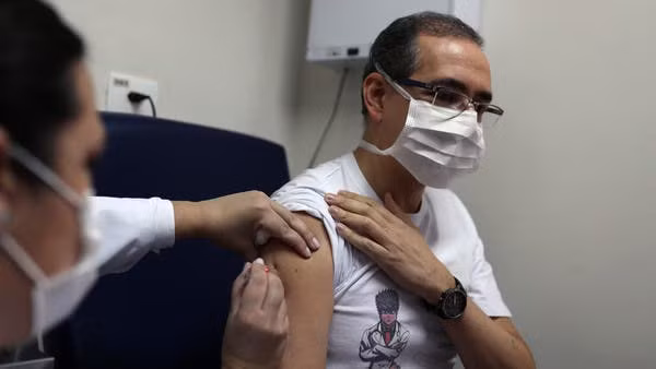 Một tình nguyện viên tham gia tiêm thử nghiệm vaccine COVID-19. (Ảnh: Getty)