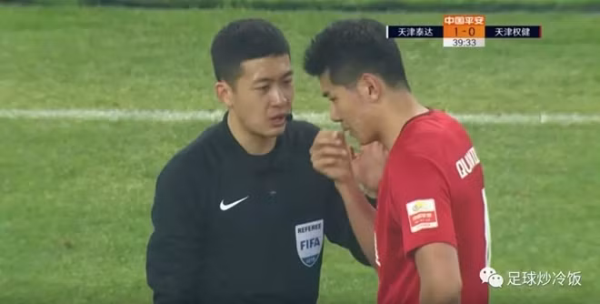 Zhang Lei được biết đến là một trọng tài vô cùng nghiêm khắc tại giải VĐQG Trung Quốc.