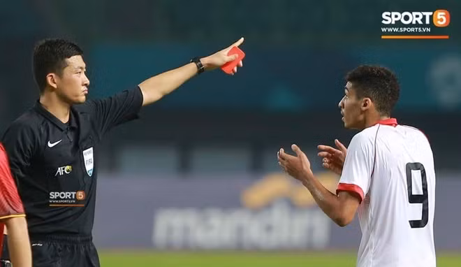 Trọng tài Zhang Lei được khen ngợi vì những pha xử lí quyết đoán và vô cùng cứng rắn của mình. (Ảnh: Sport5.vn)